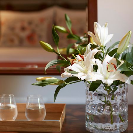 Simantro Resort Sani  Exterior foto A vase of flowers