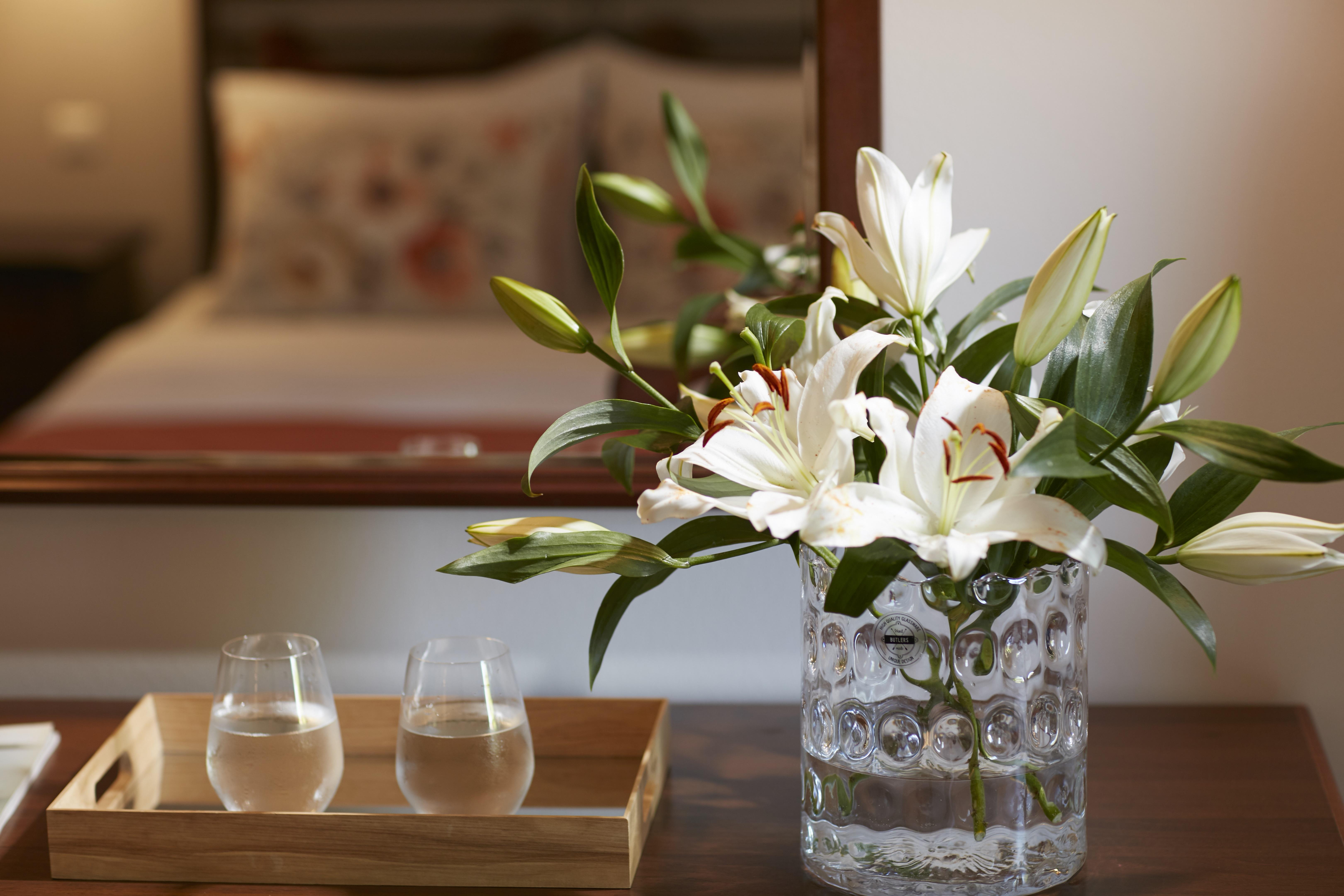 Simantro Resort Sani  Exterior foto A vase of flowers