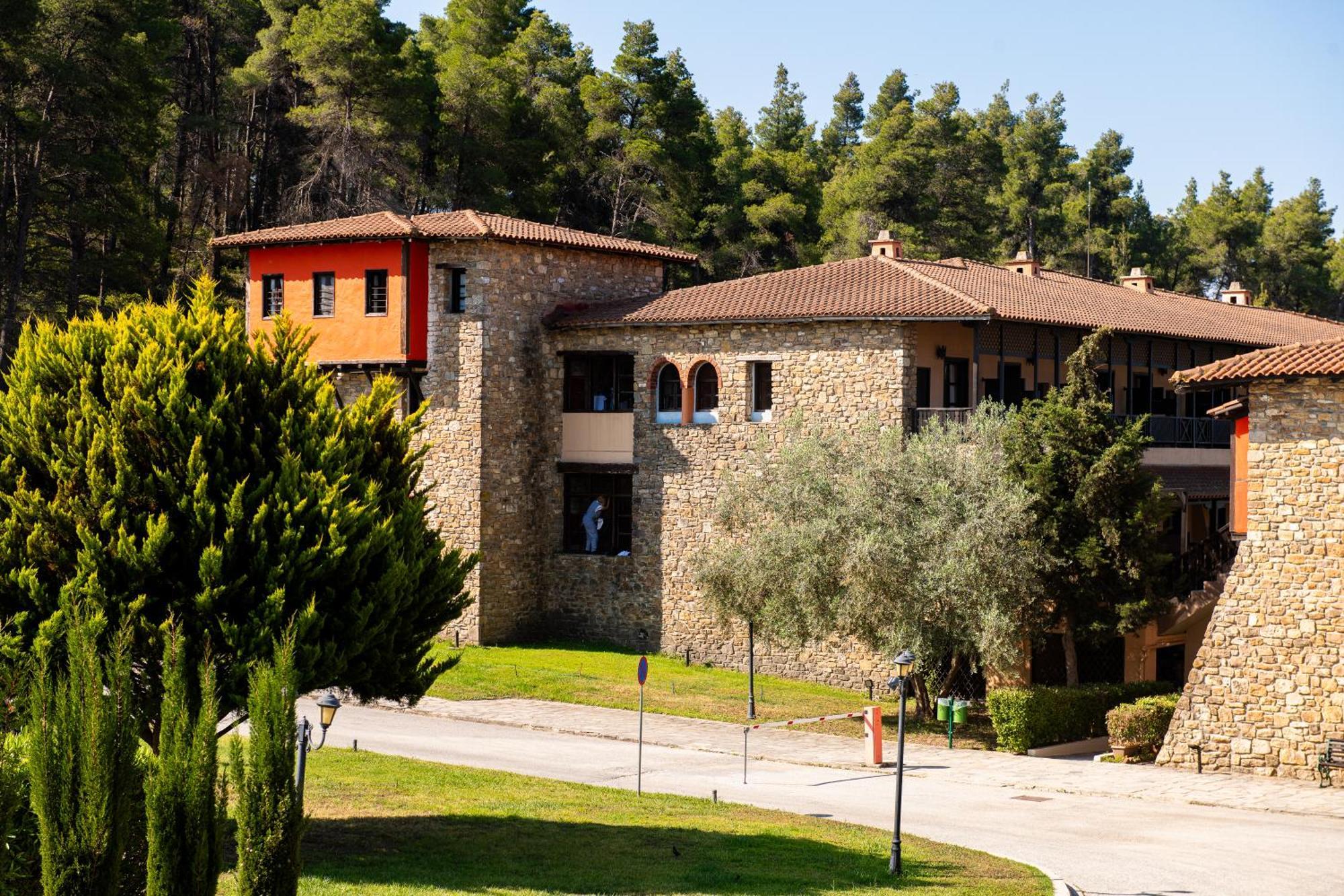 Simantro Resort Sani  Exterior foto The University of Patras