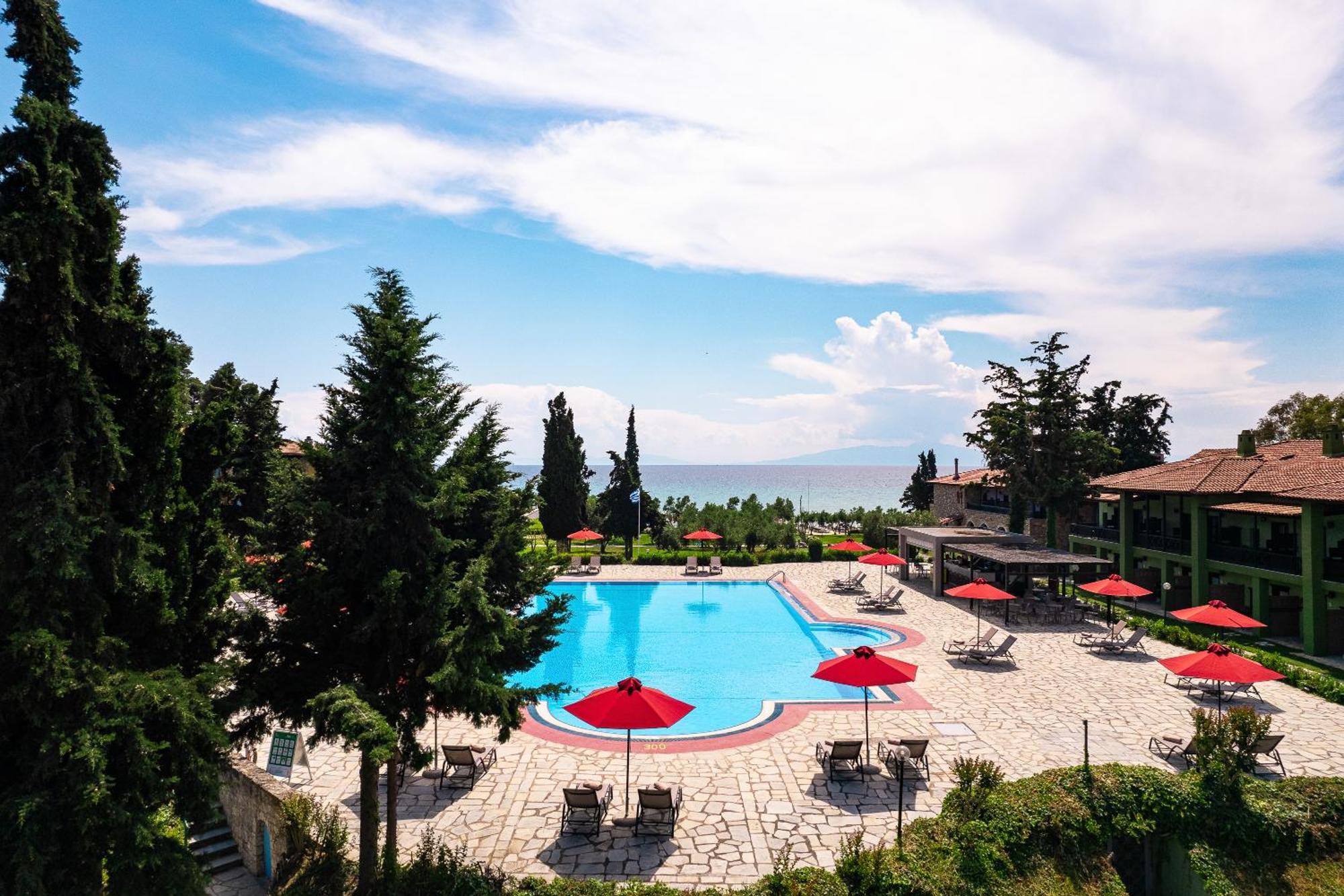 Simantro Resort Sani  Exterior foto The swimming pool at the hotel