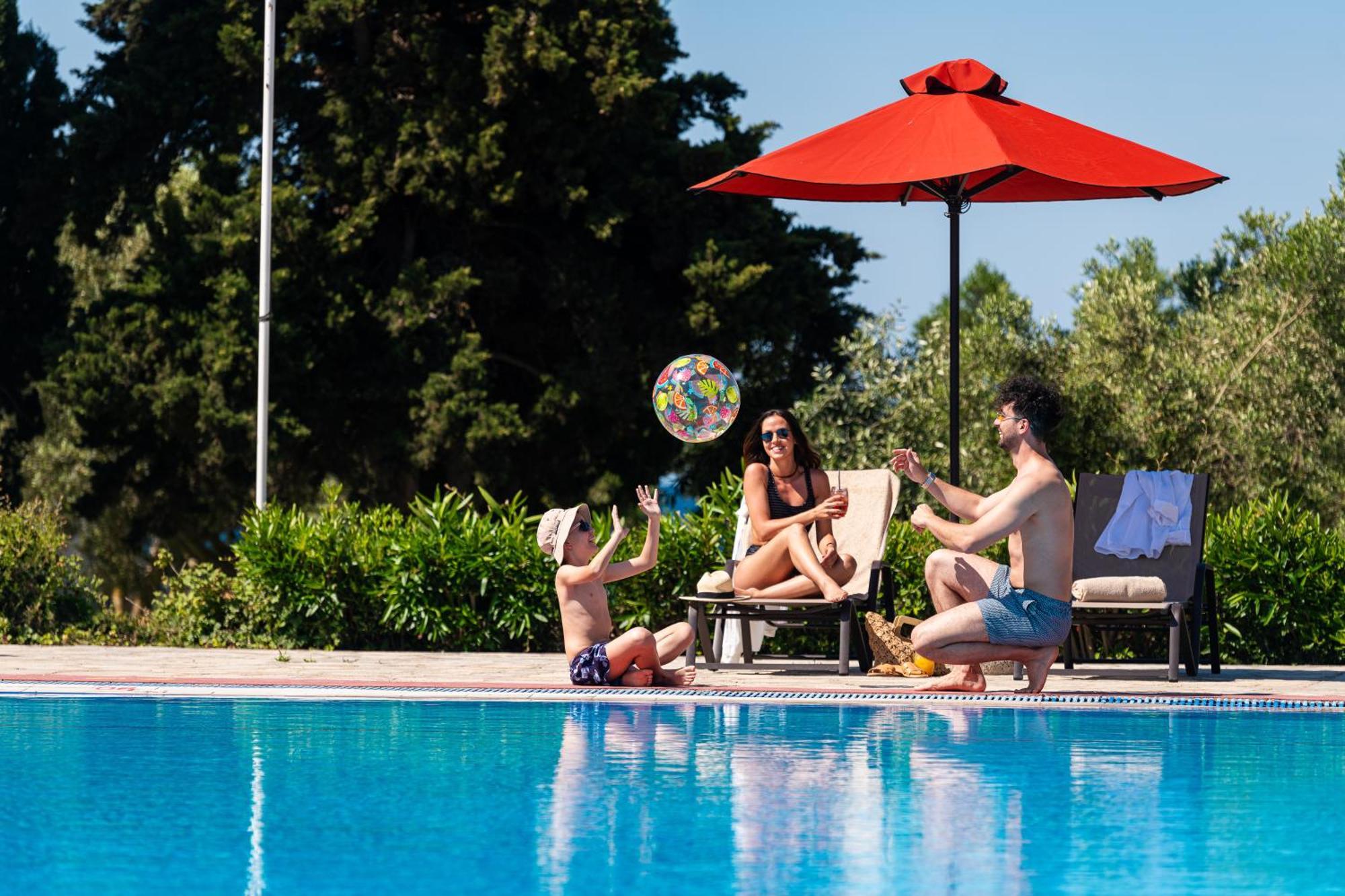 Simantro Resort Sani  Exterior foto Family at a pool