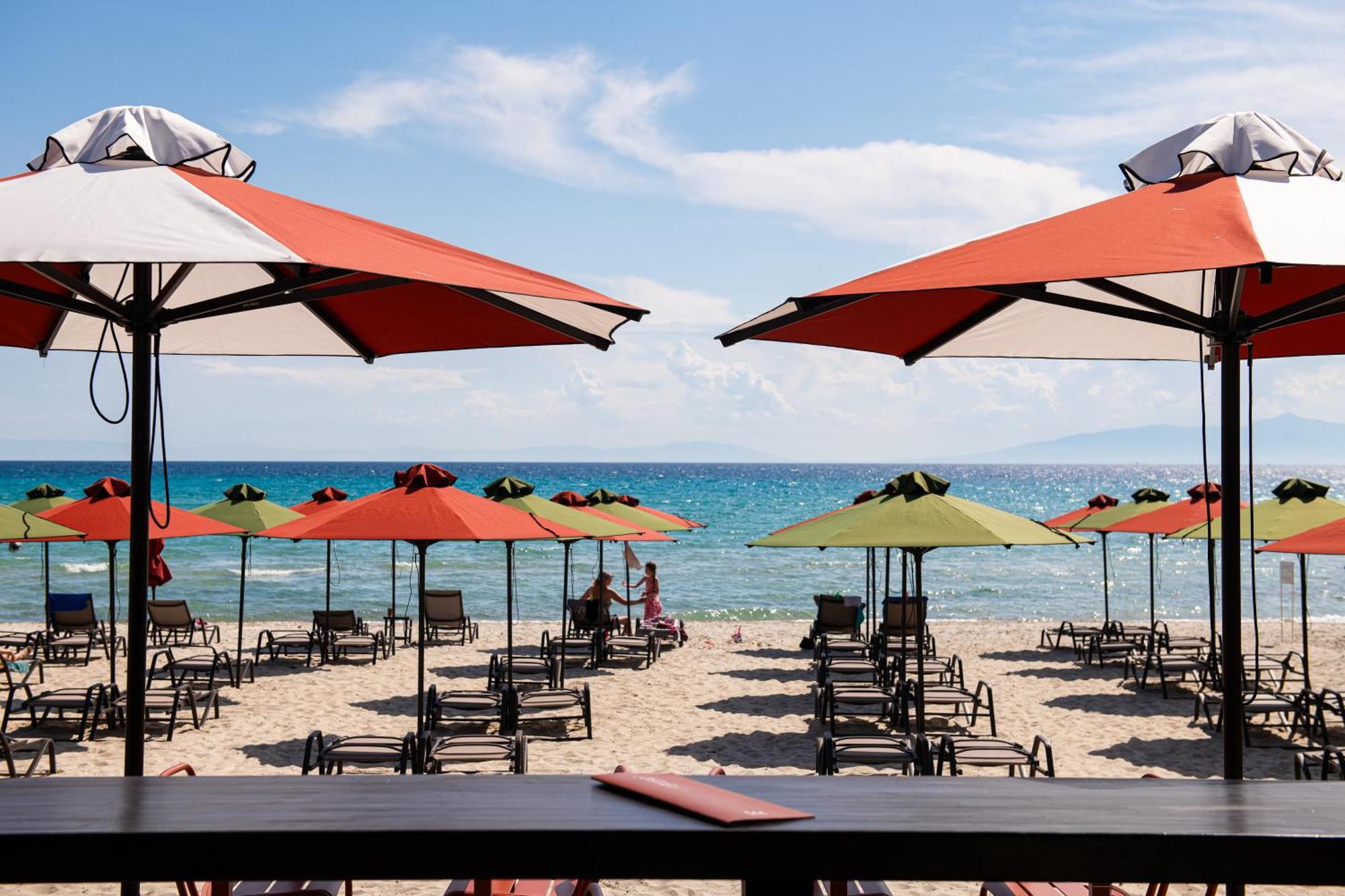 Simantro Resort Sani  Exterior foto Beach at the Hilton
