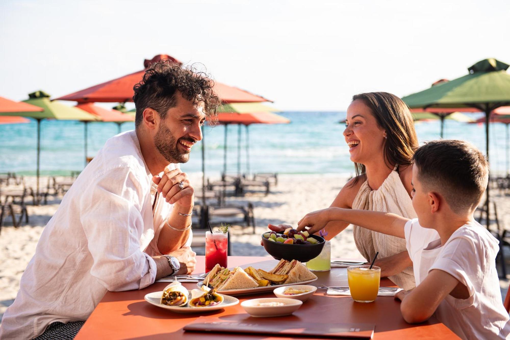 Simantro Resort Sani  Exterior foto Family dining at a beach restaurant